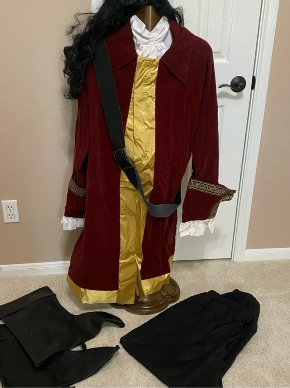 All-Inclusive Men’s Disney Captain Hook Costume